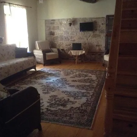 Tarihi Kuecuek Tas Konak Ayvalı